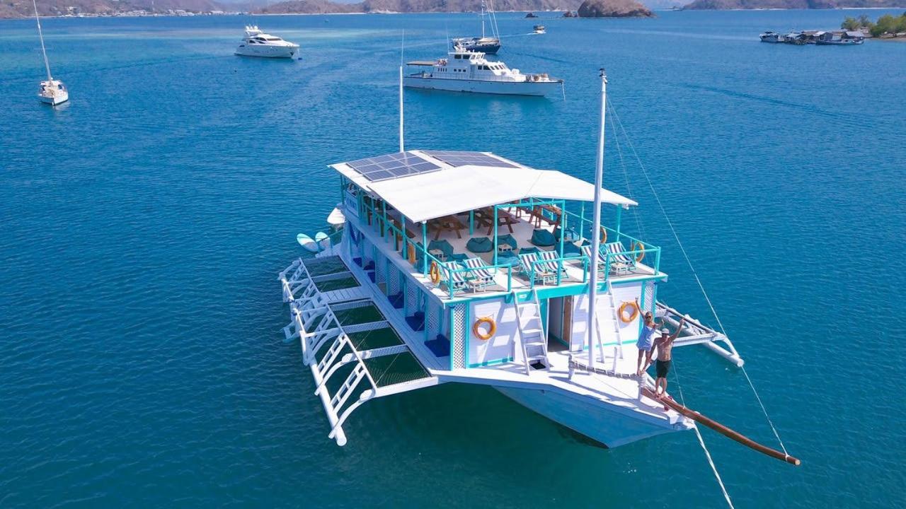 Le Pirate Boatel - Floating Hotel Labuan Bajo Extérieur photo