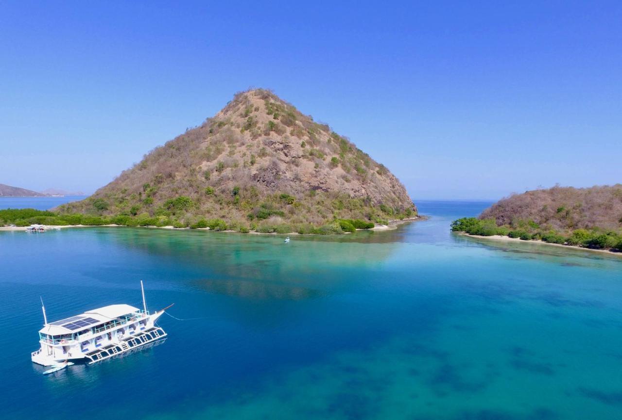 Le Pirate Boatel - Floating Hotel Labuan Bajo Extérieur photo