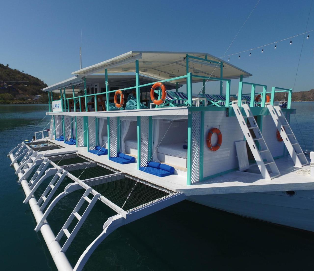 Le Pirate Boatel - Floating Hotel Labuan Bajo Extérieur photo